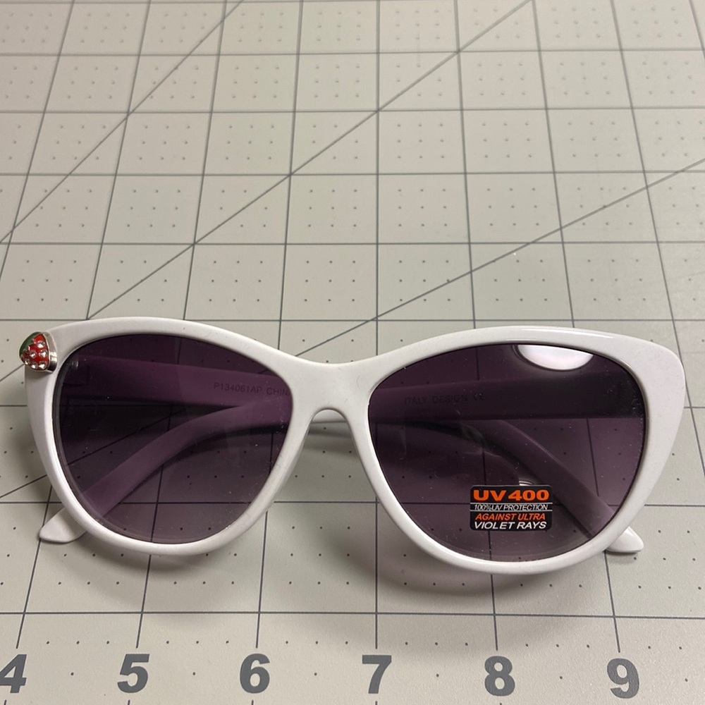 Strawberry Cateye Plastic Sunglass